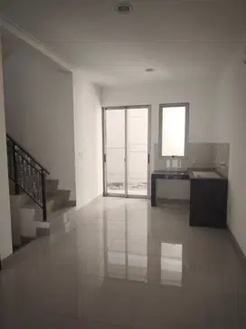 sewa rumah 2 lantai PIK 2 uk 6x15m kosongan