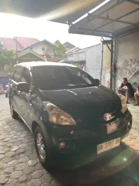Dijual Avanza Type E manual bensin 2013