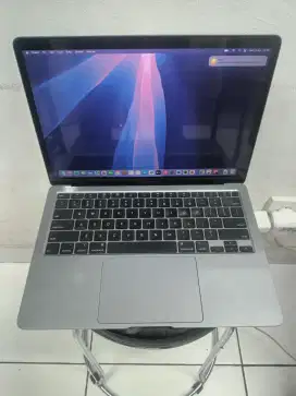 MacBook Pro 2020 Touchbar. Core i5. Ram 8gb. Ssd 256gb. Fullset