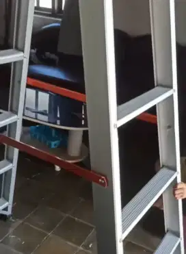 Tangga lipat pijakan lebar
