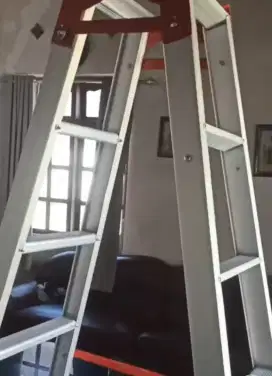 Tangga lipat pijakan lebar