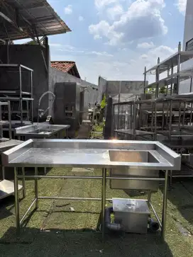 Sink 1 lubang sayap kiri
Include grease trap

Ukuran 172x75x85