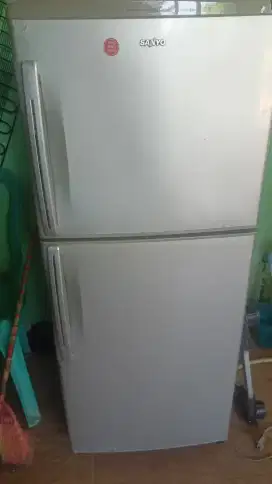 Kulkas 2 pintu sanyo sawangan pasir putih