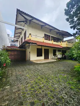 Dekat STIK. Rumah Dijual Kebayoran Baru. Jalan Utama. Bangunan Lama