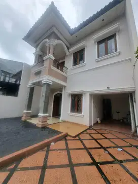 Wilson Rumah siap huni lokasi bagus row jalan 3 mobil di meruya