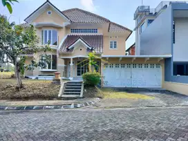 RUMAH 2 LANTAI DI JAKAL DEKAT UII CARPORT MUAT 6 MOBIL