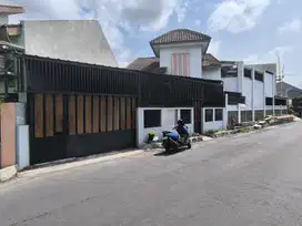 Rumah nyaman strategis tepi jalan utama dekat jl adi soecipto