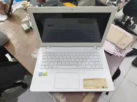 Asus Vivobook a442ur i5 8/256gb ssd nvidia 930mx 2gb