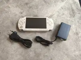 Playstation Portable PSP Slim 2000 White 02