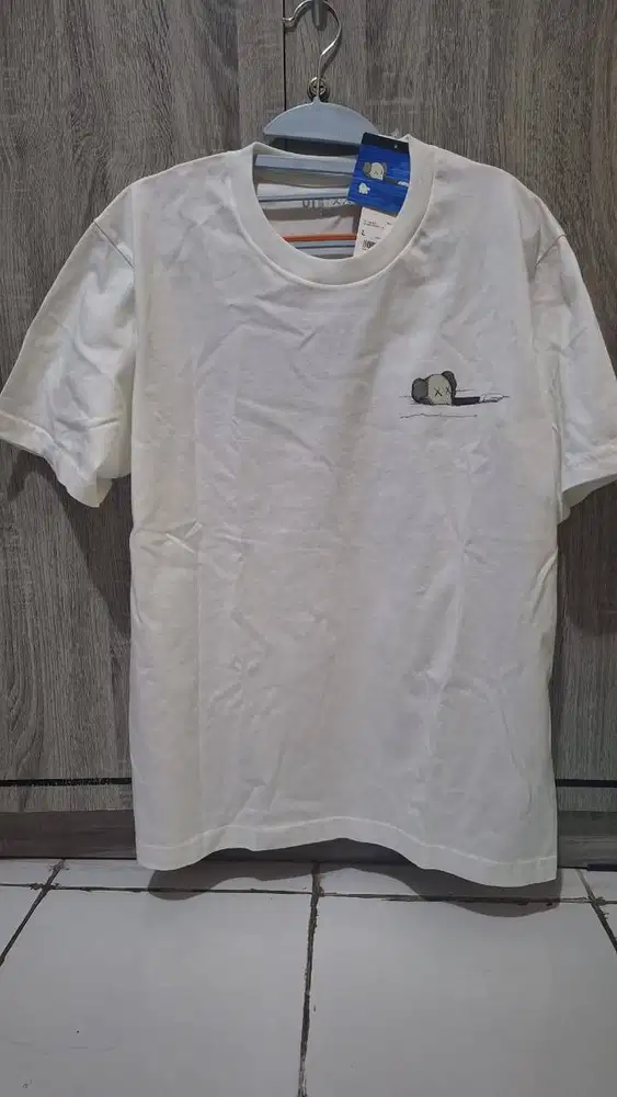 UNIQLO Size L - Kaos UT (T-Shirt) Lengan Pendek- Kaws Original Putih