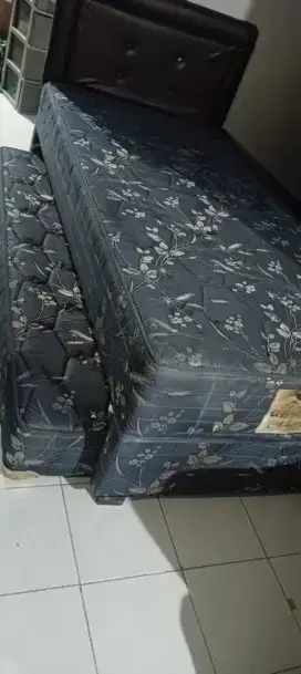 Tempat tidur dengan dua bagian, atas dan bawah. Ukuran: 1m x 2m.