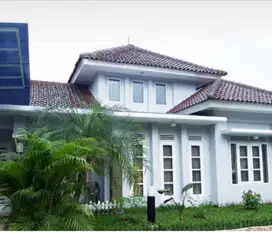 Rumah apik dengan kolam renang di Cilandak