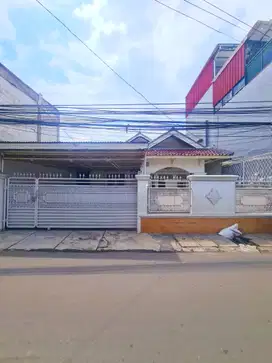 SUPER NEGO!BU CPT! Rumah Pejaten Timur Dijual. Tanah Luas, Jln Utama