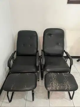 2 Buah Kursi Refleksi