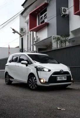 Toyota Sienta V MT 2017 putih manual 6speed antik bandung q