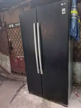 Kulkas 2 Pintu jumbo side by side merk LG Normal