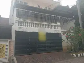Disewakan Rumah 3 Lantai Jemursari Timur Siap Huni