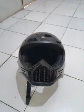 Helm cakil hitam pilos