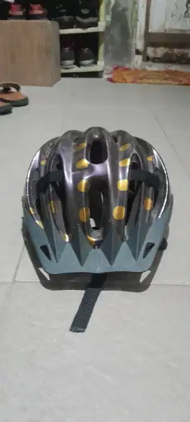 Jual helm sepeda warna emas gak bisa jauh-jauh
