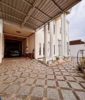 RUMAH MEWAH AMERICAN STYLE DI PINGGIR JALAN RAYA