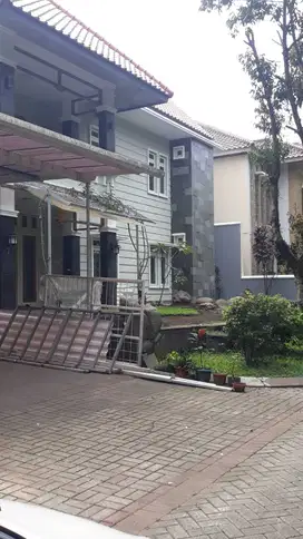 Dijual Rumah Mewah di Kota Baru Parahyangan Bandung, View Danau