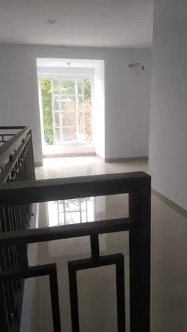 DIJUAL RUMAH BRAND NEW DEPAN TAMAN DI MUARA KARANG