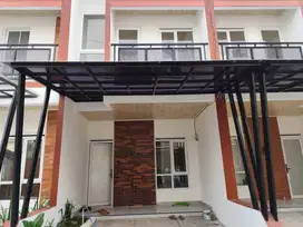 Di jual rumah 2 lantai di Petukangan bagus tanah luas
