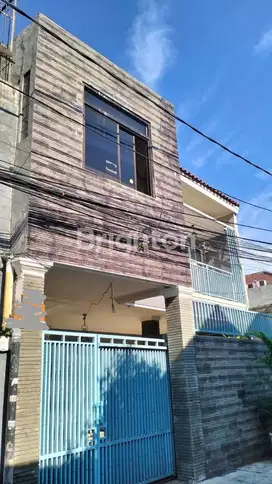 DIJUAL MURAH RUMAH 2 LANTAI SIAP HUNI KEBON JERUK
