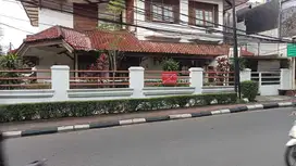 Rumah Tinggal yang Nyaman, ada mini taman, dan berada di sudut