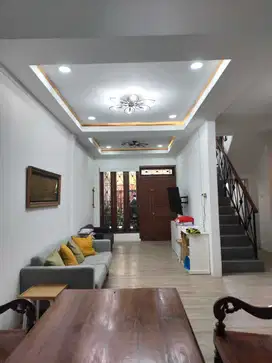 Rumah 2 lantai baru renovasi di pusat bisnis Rawamangun