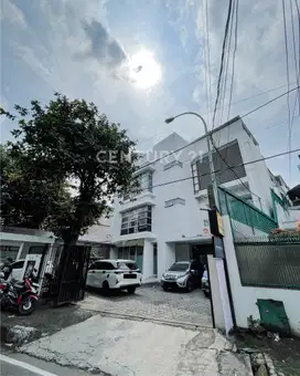Gedung Komersial 3 Lantai + Rooftop Di Lokasi Strategis