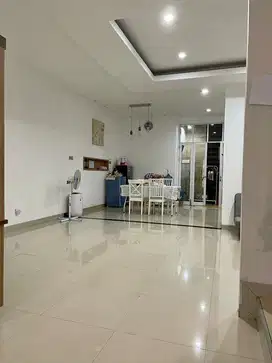 Dijual/sewa Rumah 2 Lantai Semi Furnish Duta garden Beverly Hills