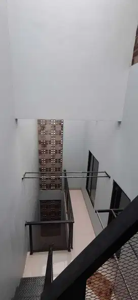 Rumah Bagus 2 Lt Semi Furnished Startegis di Harapan indah