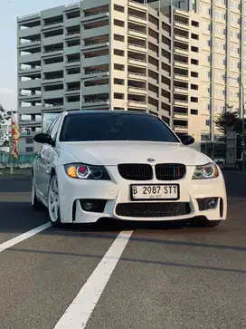 BMW E90 – Sedan Sporty Elegan, Siap Pakai!