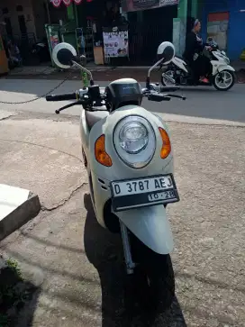 DIJUAL HONDA SCOOPY PRESTIGE THN 2023 WARNA PUTIH