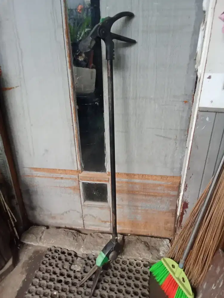 Gunting Rumput Standing ,ada roda ,posisi gunting bisa di rubah