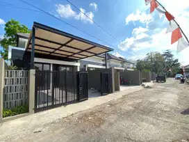 Sisa 1 Kavling! Rumah Cantik dengan Taman & Carport Lega di Sambiroto