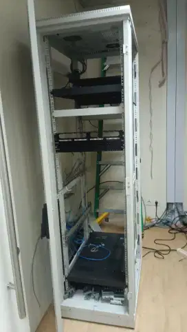 Rak Server bekas kantor