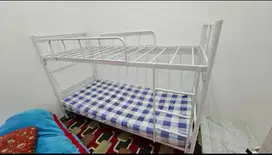 Ranjang tingkat besi
