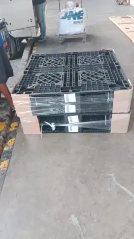 Pallet plastik bekas tebal  - palet plastik layak pakai