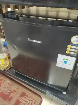Kulkas mini Changhong CBC50 Hitam jarang pakai
