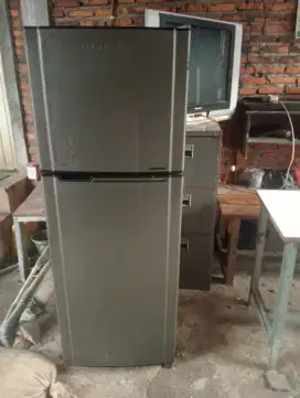 Kulkas 2 pintu merk THOSIBA glasio