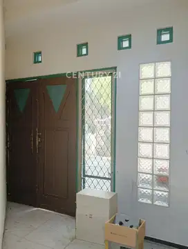 Rumah Hoek Depan Taman Hadap Selatan Barat 2 Lantai