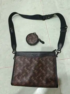 Tas coach pria selempang