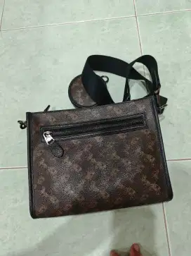 Tas coach pria selempang