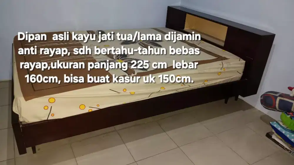Tempat tidur kayu jati