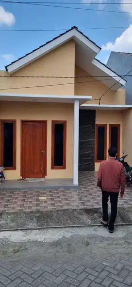 RUMAH DI KELURAHAN GEMPOL KURUNG, MENGANTI GRESIK