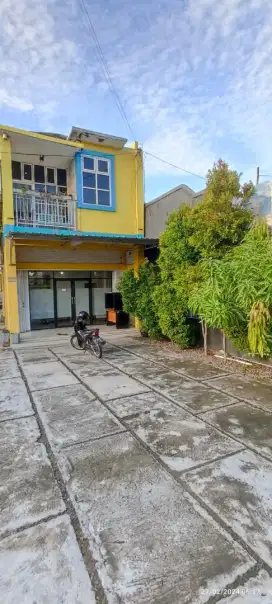 Disewakan ruko istimewa 2 lantai dekat Jalan Bugisan