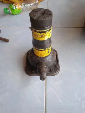Dongkrak kijang kapsul