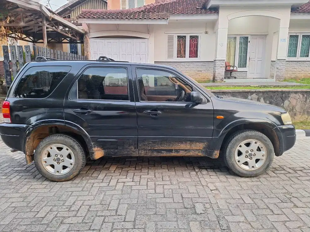 Di jual mobil Ford escape model jeep XL 4×4